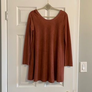 Tshirt long sleeve dress with v in the back